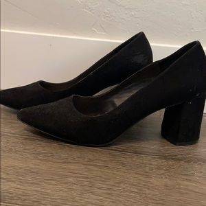 Block heel, pointed toe pumps
